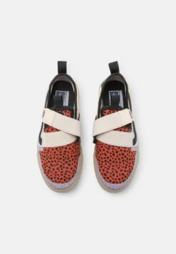 Vans Strker Ultimatewaffle Unisex - Sneakers Laag - Pop Cream/Black -Vans Schoen 0682b8702881461f814a5c3ac29f46dd