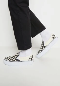 Vans Ua Classic Slip-On Platform - Instappers - Black/White -Vans Schoen 0f1b3ceb926f4e6ea2d6a3eaf3d8638a