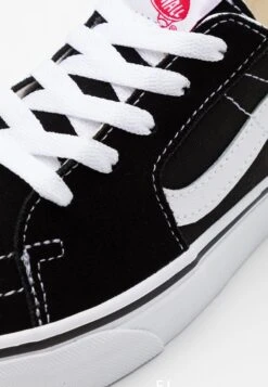 Vans Sk8 Low Unisex - Sneakers Laag - Black/True White 17 Vans Sk8 Low Unisex - Sneakers Laag - Black/True White -Vans Schoen 13f01bc67a0849be835bf98a7b0755d3