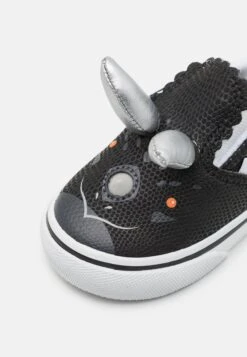 Vans Triceratops Slip-On Unisex - Sneakers Laag - Black/True White 13 Vans Triceratops Slip-On Unisex - Sneakers Laag - Black/True White -Vans Schoen 17a577947c744cf38da0a4344c9441d6