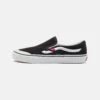 Vans Classic Slip-On Unisex - Sneakers Laag - Black/True White -Vans Schoen 1b8e88a9f439423c8c0fec0056ddc28a
