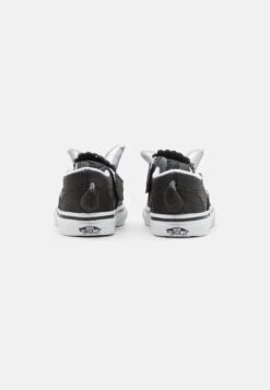 Vans Triceratops Slip-On Unisex - Sneakers Laag - Black/True White 10 Vans Triceratops Slip-On Unisex - Sneakers Laag - Black/True White -Vans Schoen 38d8819e98c945789b37812f9c090b0b