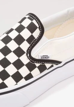 Vans Ua Classic Slip-On Platform - Instappers - Black/White -Vans Schoen 5baf7f7b02c14af0b988454dd0695cb1