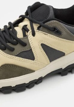 Vans Amzn Trailhead Unisex - Sneakers Laag - Olive/Black/Beige -Vans Schoen 933687fcaf0c420bb5cca31bc3720bc5