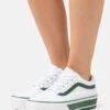 Vans Ua Old Skool Stackform - Sneakers Laag - Green/True White -Vans Schoen d8b9b0b7b8da4aa895126345cf564270