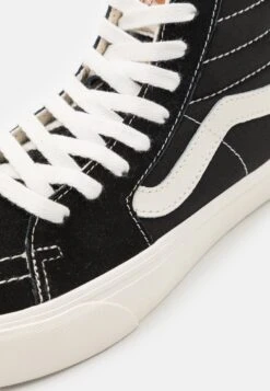 Vans Sk8-Hi Vr3 Unisex - Sneakers Hoog - Black/Marshmallow -Vans Schoen fc9cea2e09374323a424abefad2df0ab